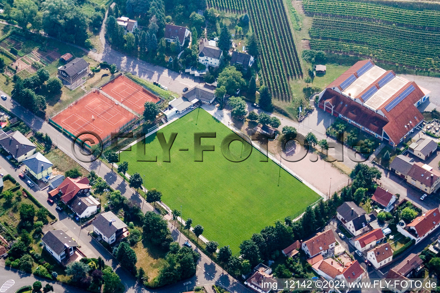 Vue aérienne de Terrain de football et court de tennis avec terrain de jeu rouge à Albersweiler dans le département Rhénanie-Palatinat, Allemagne