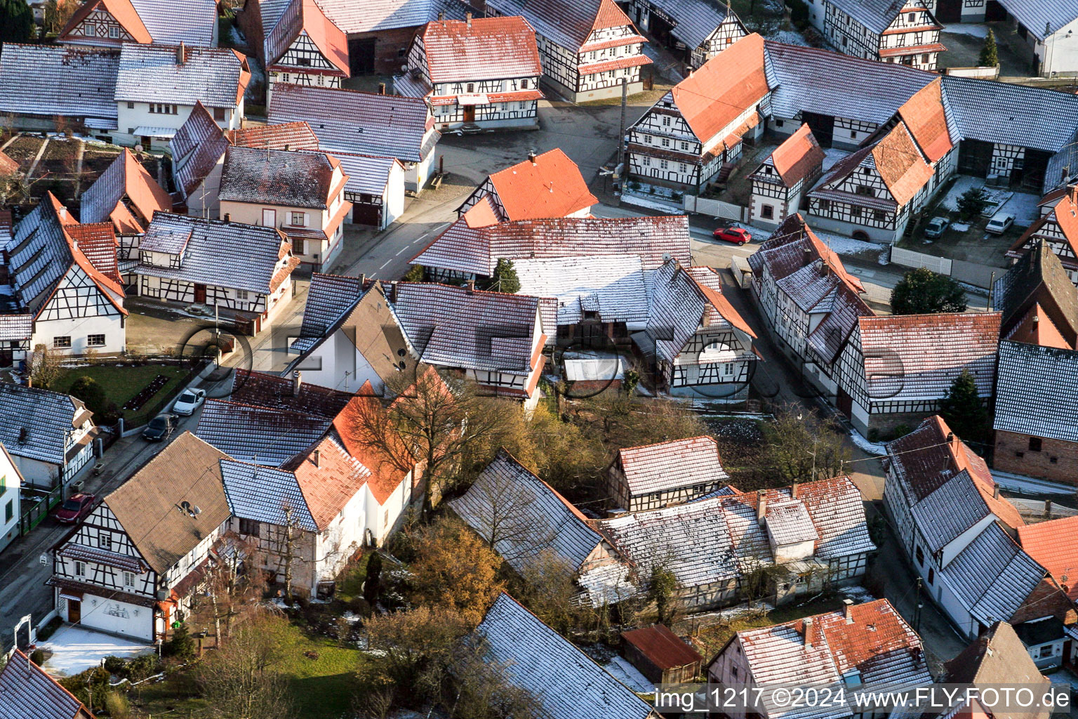 Vue aérienne de Hiver, maisons à colombages enneigées dans la vieille ville à Hunspach dans le département Bas Rhin, France