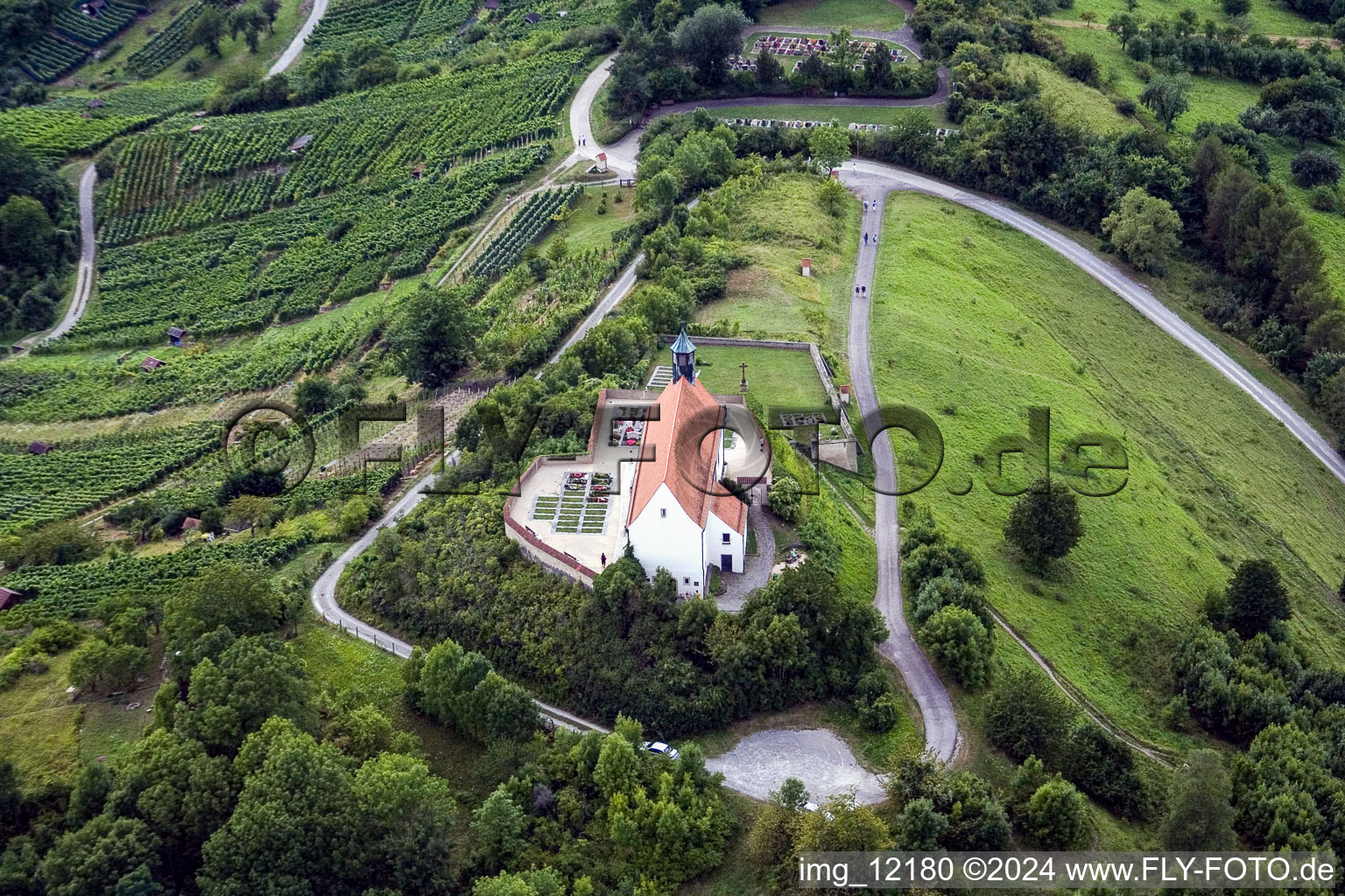 Vue aérienne de Chapelle Wurmlinger à le quartier Wurmlingen in Rottenburg am Neckar dans le département Bade-Wurtemberg, Allemagne