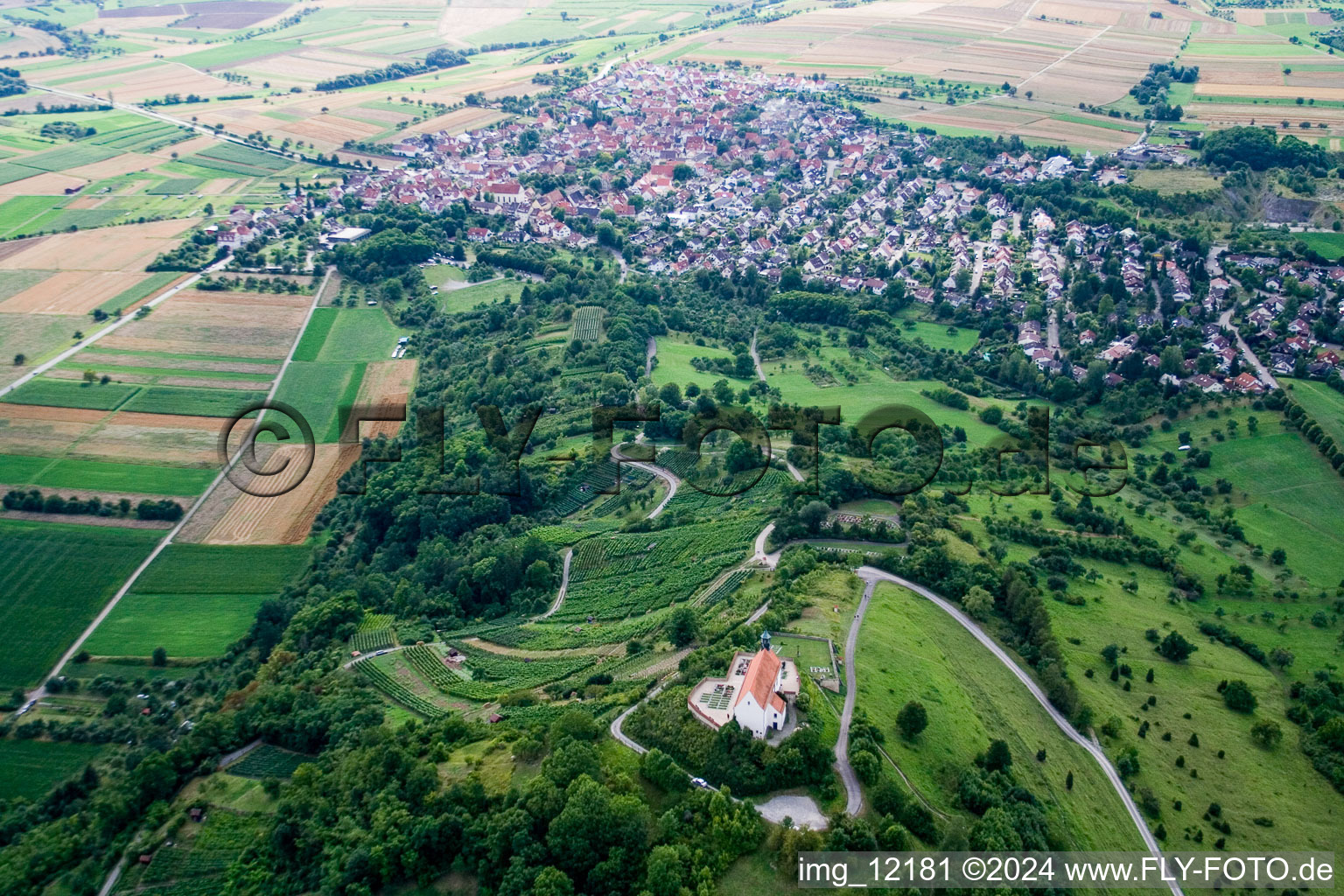 Vue aérienne de Chapelle Wurmlinger à le quartier Wurmlingen in Rottenburg am Neckar dans le département Bade-Wurtemberg, Allemagne