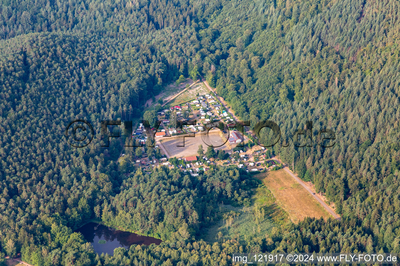 Vue aérienne de Camping nature « Am Berwartstein » au Seehofweiher à Erlenbach bei Dahn dans le département Rhénanie-Palatinat, Allemagne