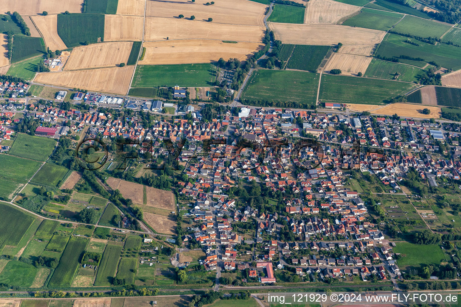 Steinfeld dans le département Rhénanie-Palatinat, Allemagne vu d'un drone