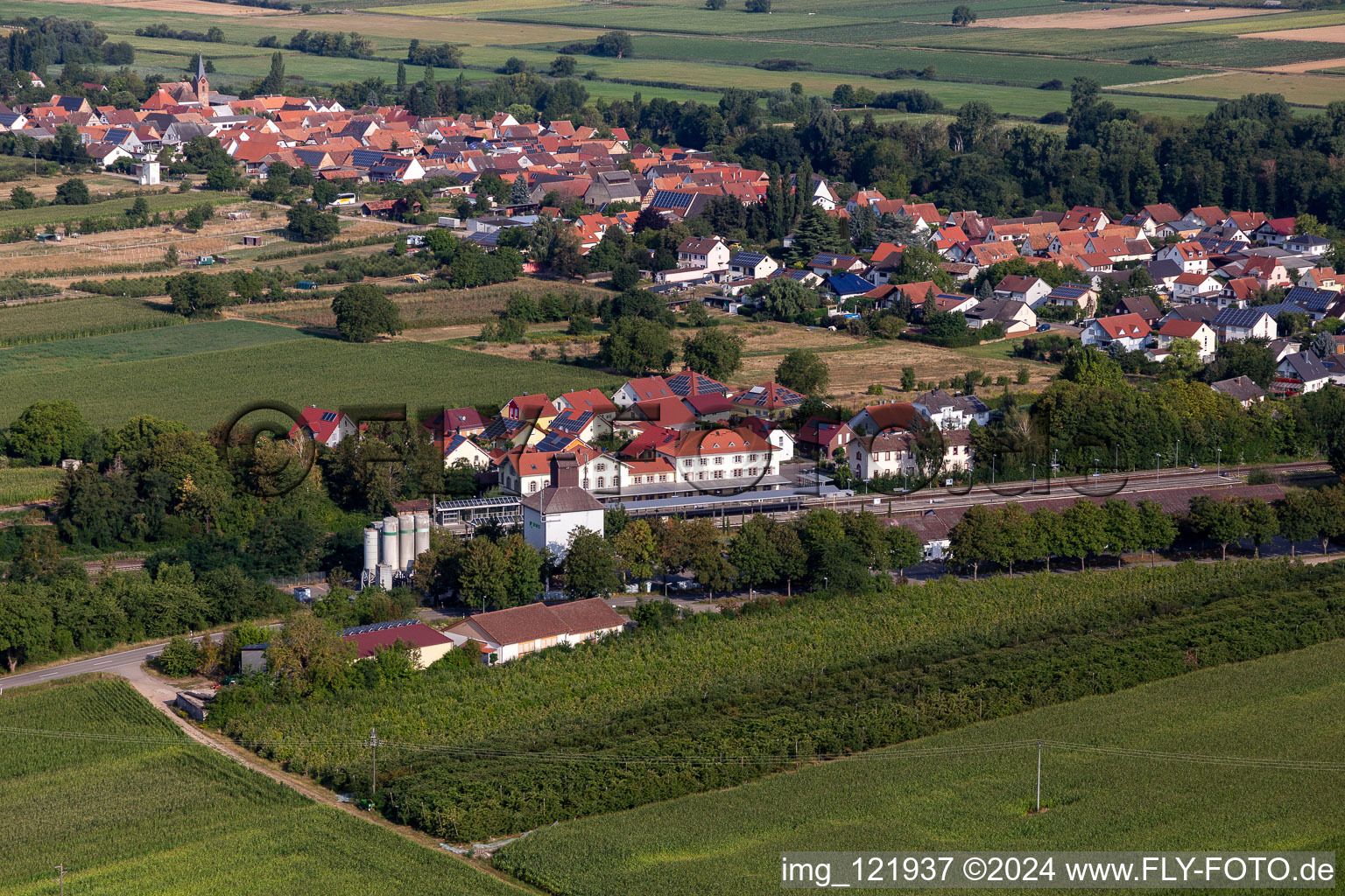 Vue aérienne de Gare à Winden dans le département Rhénanie-Palatinat, Allemagne