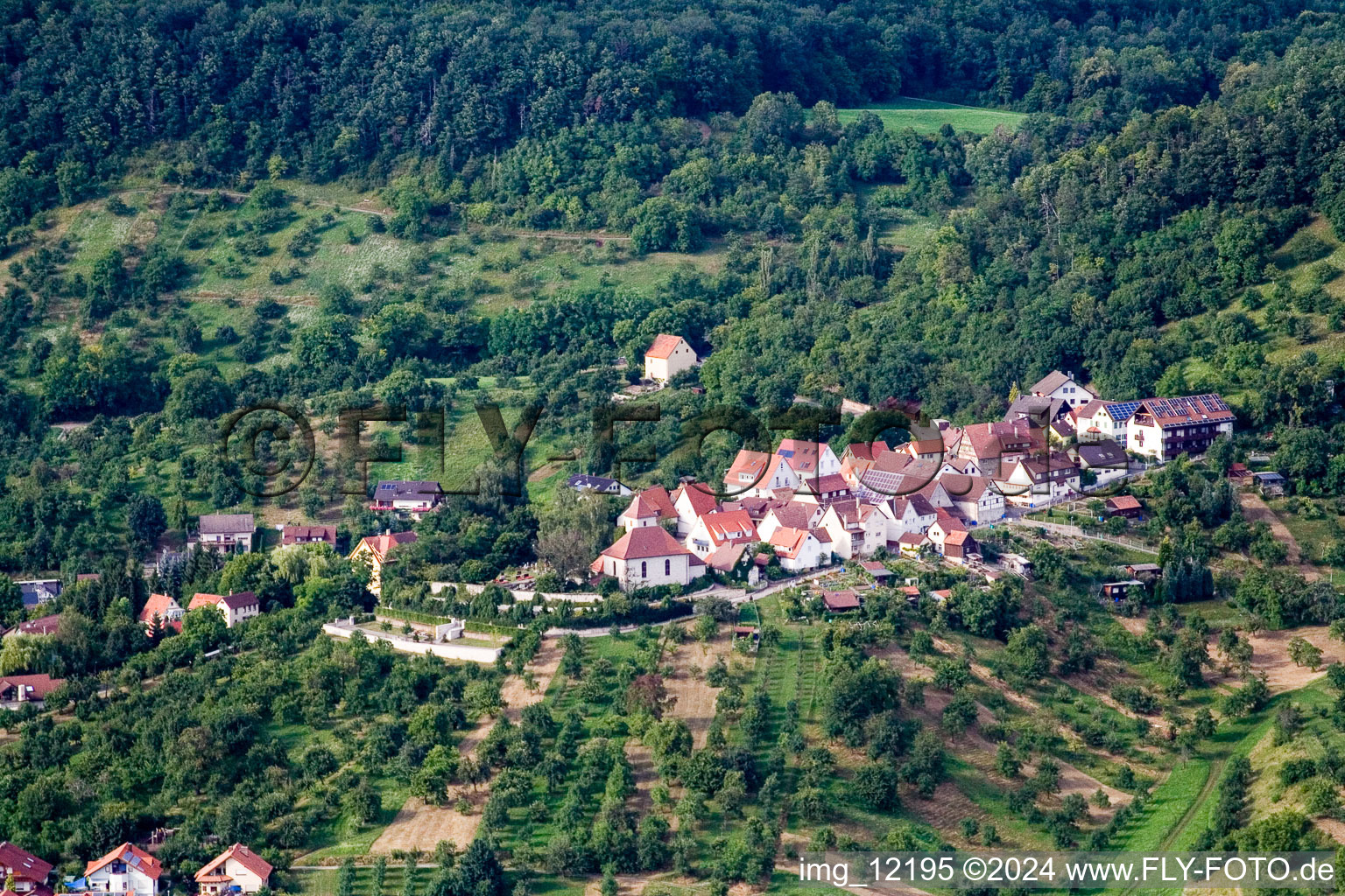 Vue aérienne de L'église Saint-Michel à le quartier Mönchberg in Herrenberg dans le département Bade-Wurtemberg, Allemagne