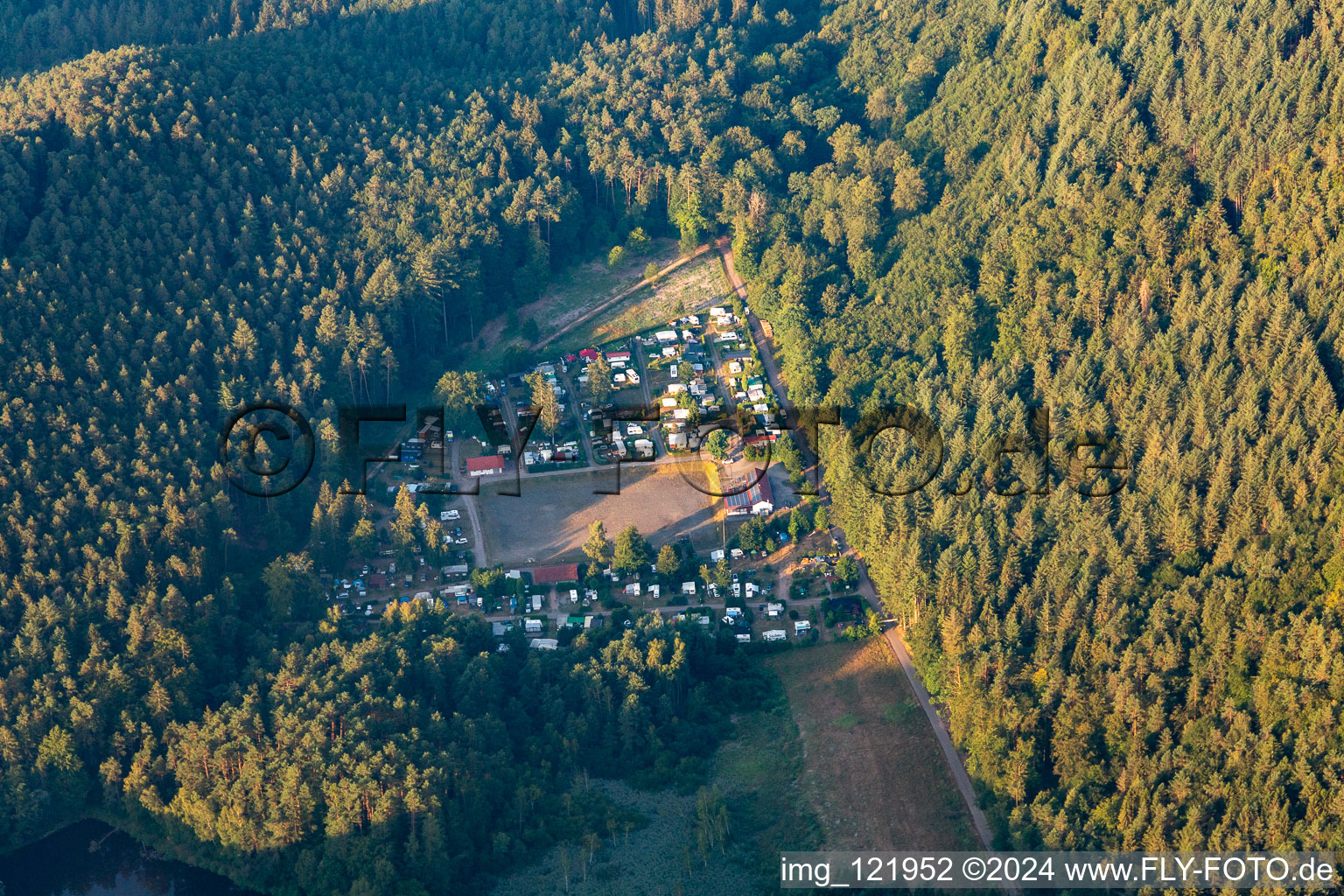 Vue aérienne de Camping nature à Berwartstein à Erlenbach bei Dahn dans le département Rhénanie-Palatinat, Allemagne