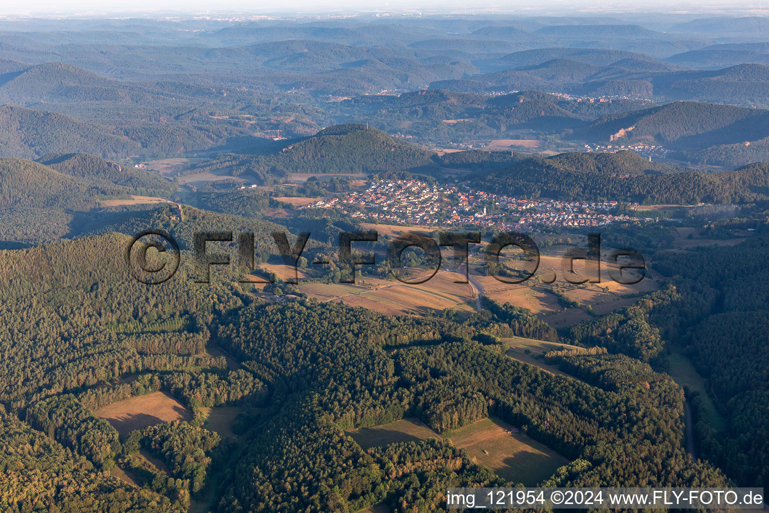 Busenberg dans le département Rhénanie-Palatinat, Allemagne depuis l'avion