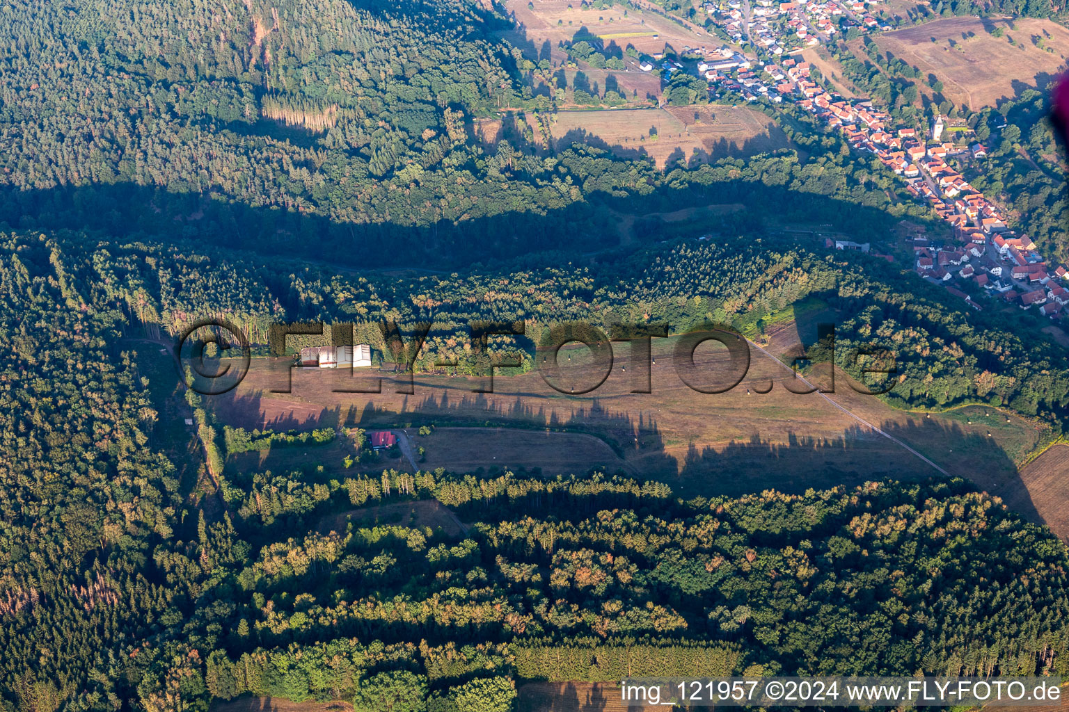 Vue aérienne de Piste avec zone de circulation sur l'aérodrome de Söller à Rumbach à Bundenthal dans le département Rhénanie-Palatinat, Allemagne