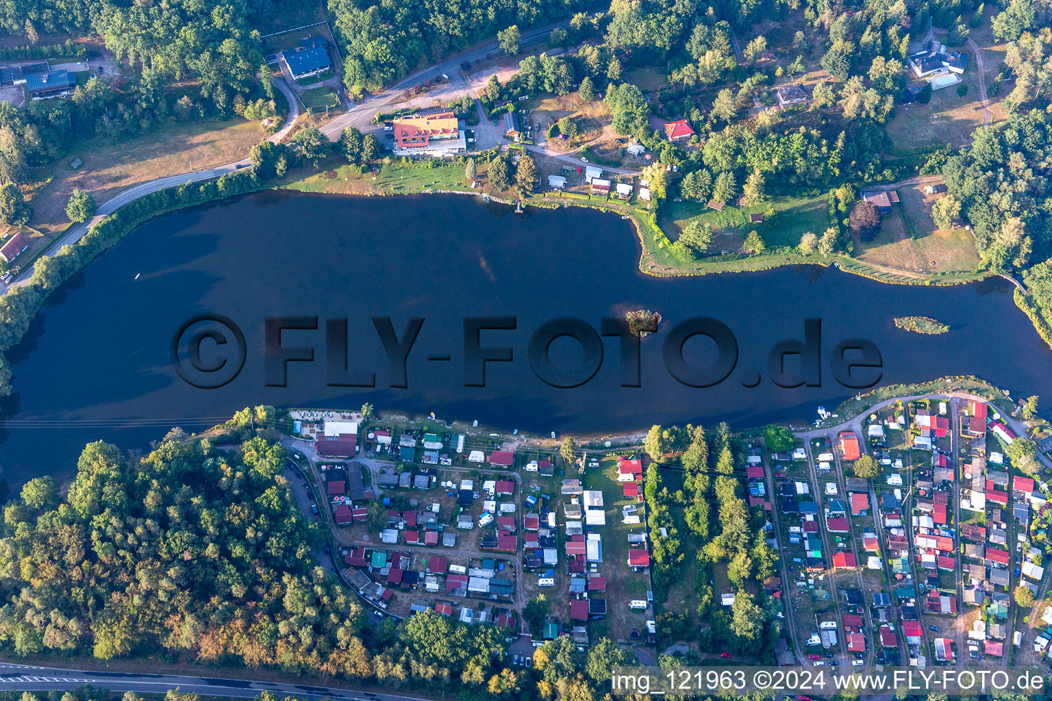 Vue aérienne de Caravanes et tentes - camping - et camping Zwickmühle à Saarbacherhammer sur Mühlweiher See à Ludwigswinkel dans le département Rhénanie-Palatinat, Allemagne