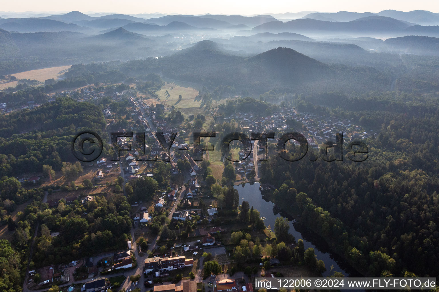 Vue aérienne de Centre-ville entouré de forêts et de zones forestières avec des rues et des maisons et des zones résidentielles à Ludwigswinkel dans le département Rhénanie-Palatinat, Allemagne