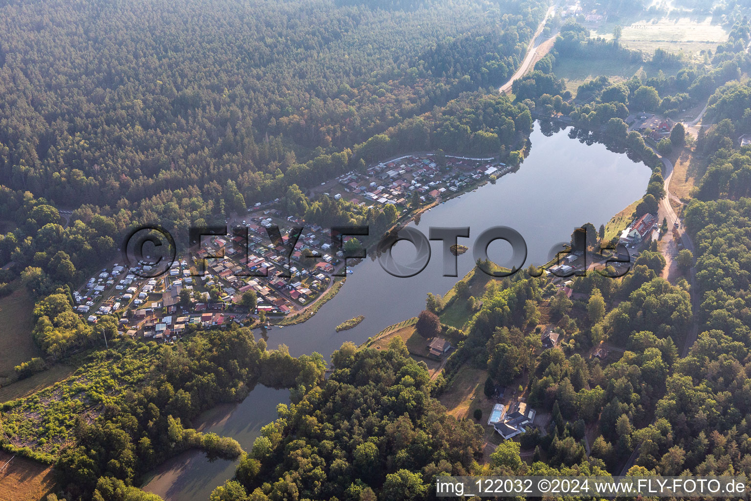 Vue aérienne de Camping Zwickmühle au Mühlweiher Saarbach à Ludwigswinkel dans le département Rhénanie-Palatinat, Allemagne