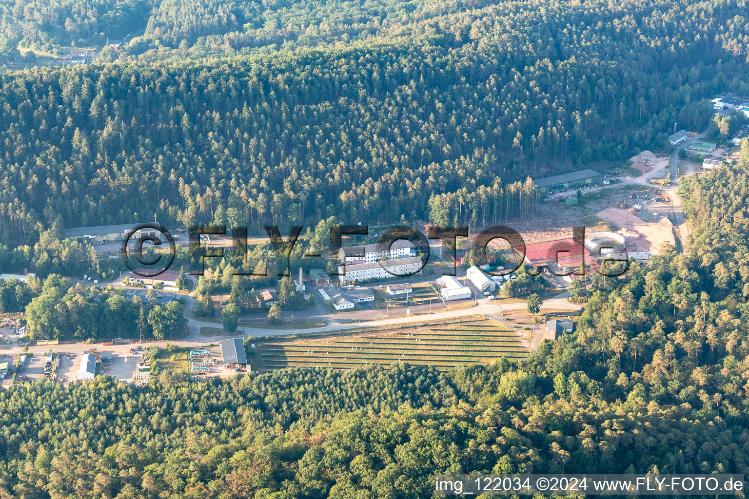 Vue aérienne de Parc d'activités Petersbächel à le quartier Petersbächel in Fischbach bei Dahn dans le département Rhénanie-Palatinat, Allemagne