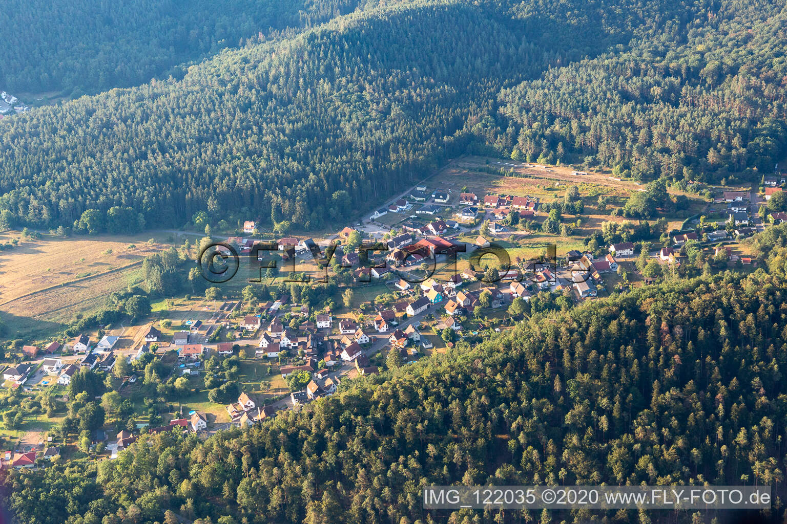 Vue aérienne de Petersbächel à Fischbach bei Dahn dans le département Rhénanie-Palatinat, Allemagne