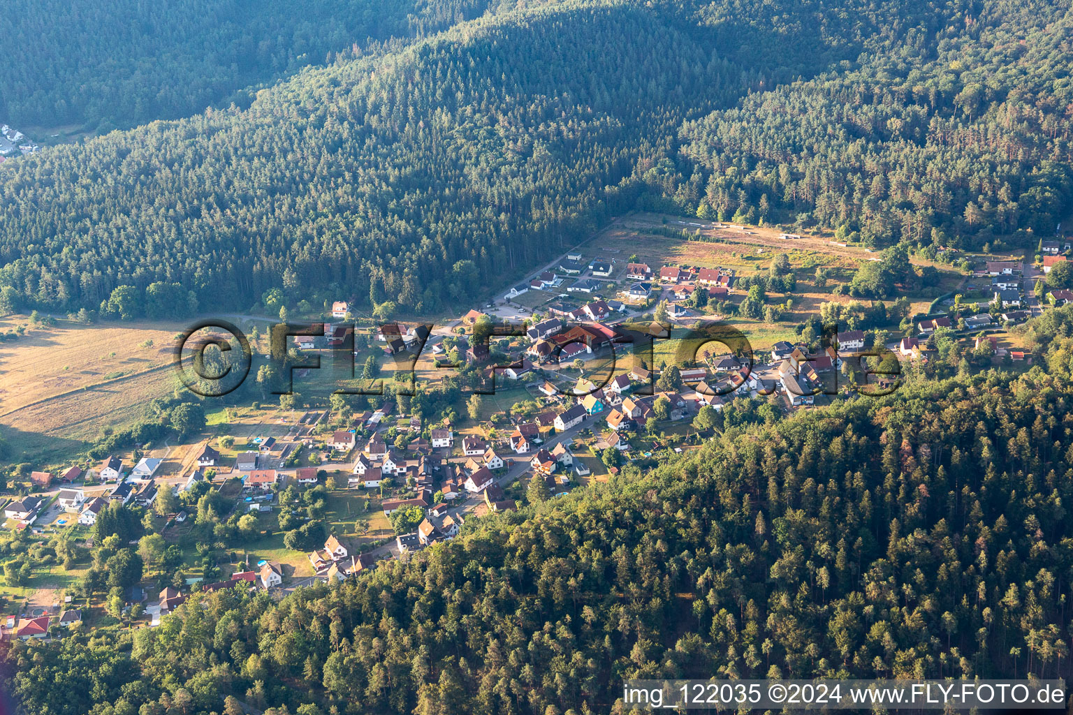 Vue aérienne de Petersbächel à Fischbach bei Dahn dans le département Rhénanie-Palatinat, Allemagne