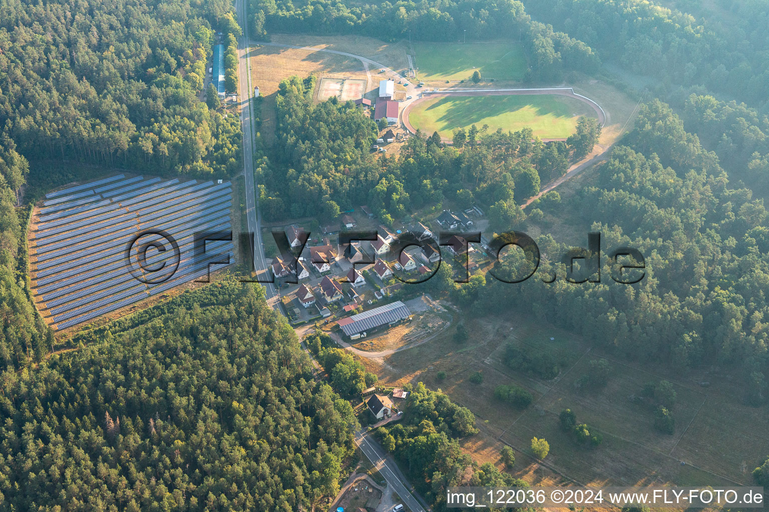 Vue aérienne de Installation photovoltaïque de Petersbächel dans une clairière à Fischbach bei Dahn dans le département Rhénanie-Palatinat, Allemagne