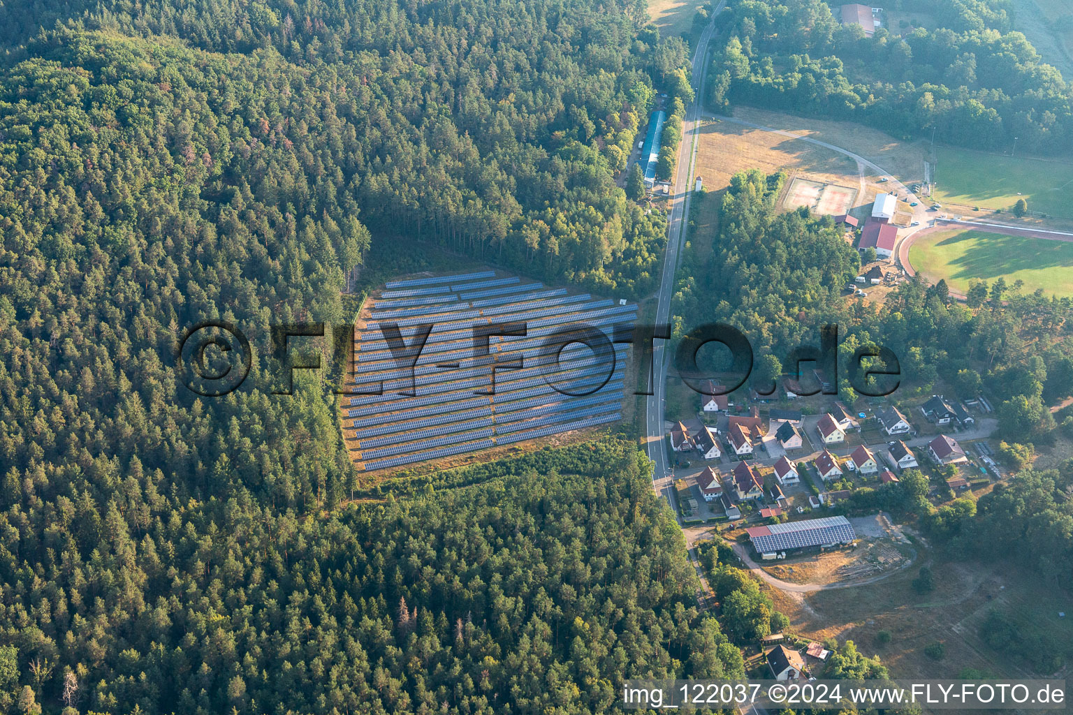 Vue aérienne de Installation photovoltaïque de Petersbächel dans une clairière à Fischbach bei Dahn dans le département Rhénanie-Palatinat, Allemagne