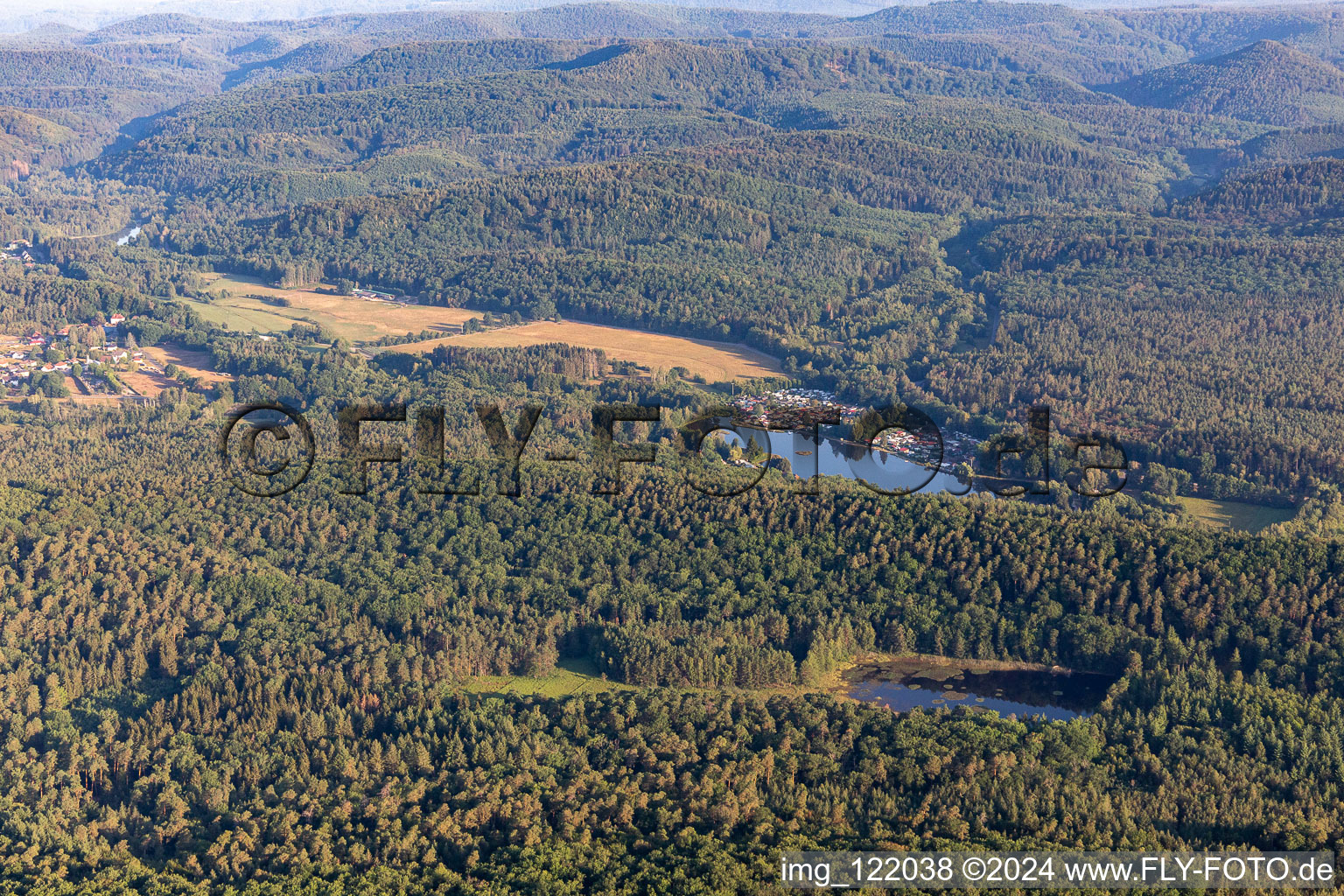 Vue aérienne de Camping Pfälzerwoog et Zwickmühle au Mühlweiher Saarbach à Fischbach bei Dahn dans le département Rhénanie-Palatinat, Allemagne