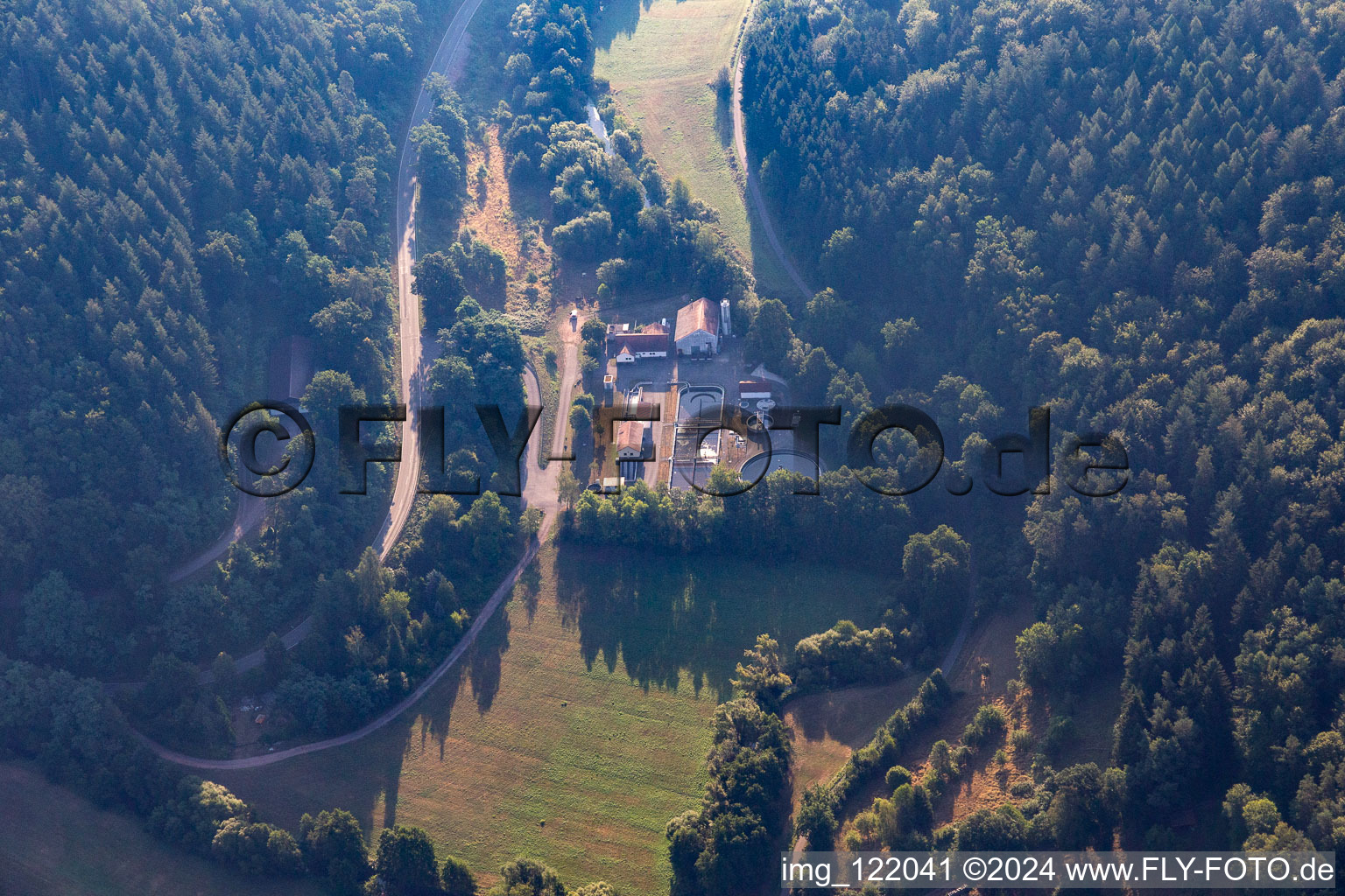 Vue aérienne de Station d'épuration du Wieslauter à Bundenthal dans le département Rhénanie-Palatinat, Allemagne