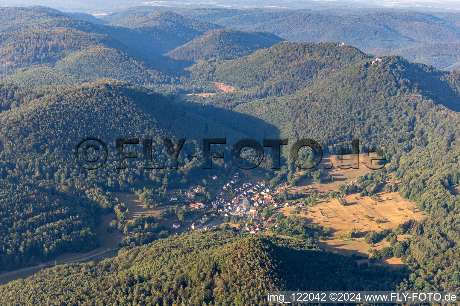 Vue aérienne de Sous le Wegelnburg à Nothweiler dans le département Rhénanie-Palatinat, Allemagne