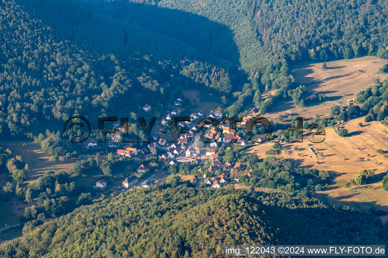 Vue aérienne de Sous le Wegelnburg à Nothweiler dans le département Rhénanie-Palatinat, Allemagne