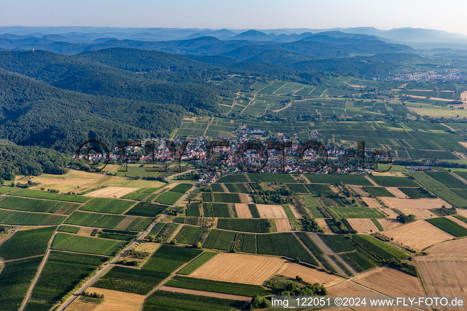 Oberotterbach dans le département Rhénanie-Palatinat, Allemagne d'un drone