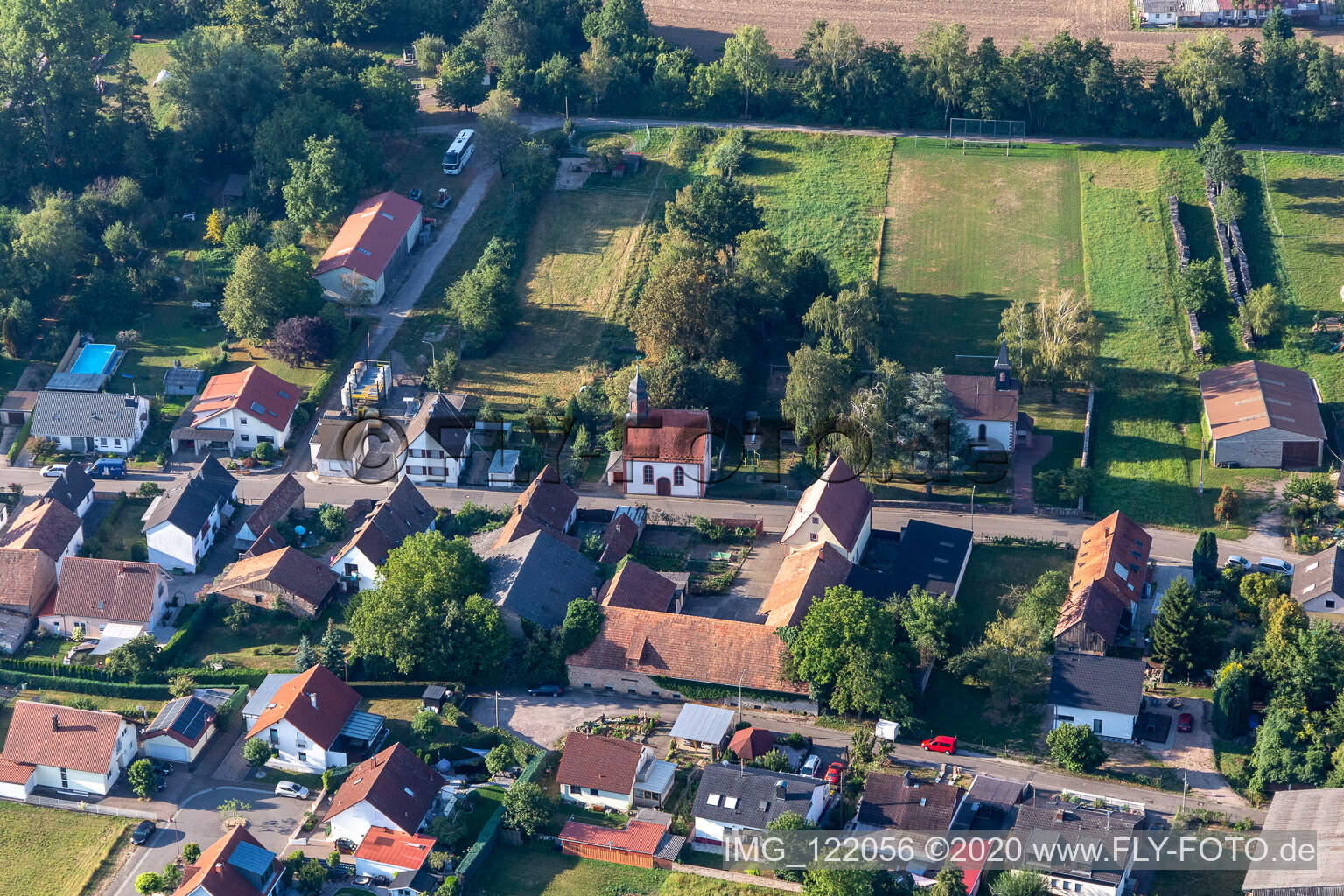 Vue aérienne de Église Gustav Adolf à Niederotterbach dans le département Rhénanie-Palatinat, Allemagne