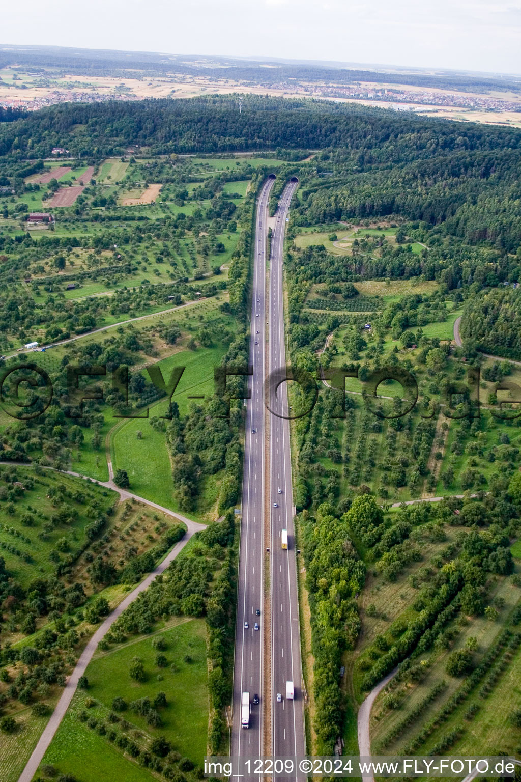 Vue aérienne de Tracé et voies le long de l'autoroute devant le tunnel BAB A81 dans le quartier de Kuppingen à le quartier Gültstein in Herrenberg dans le département Bade-Wurtemberg, Allemagne