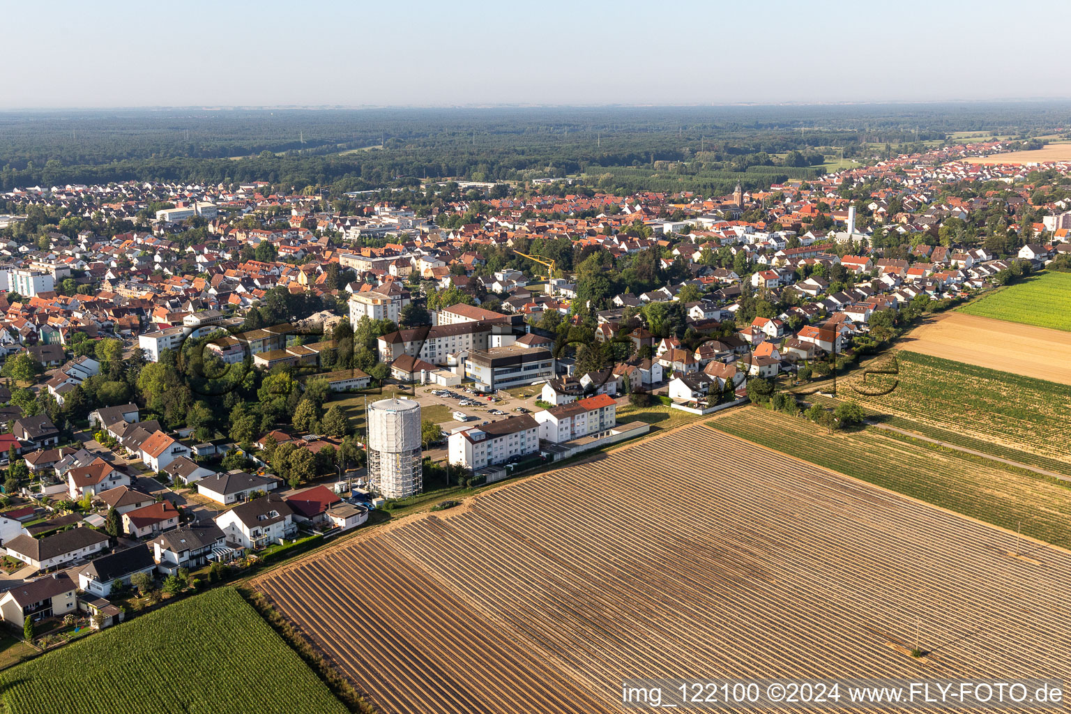 Vue aérienne de Château d'eau enveloppé devant l'hôpital Asklepius à Kandel dans le département Rhénanie-Palatinat, Allemagne