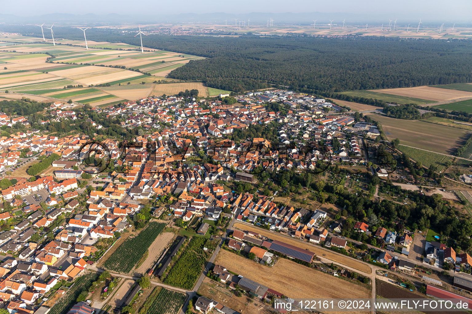 Vue aérienne de Vue sur la commune en bordure de champs agricoles et de zones agricoles à Rheinzabern dans le département Rhénanie-Palatinat, Allemagne
