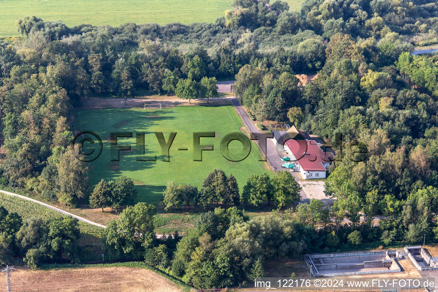 Vue aérienne de FC Viktoria 1920 eV à Neupotz dans le département Rhénanie-Palatinat, Allemagne