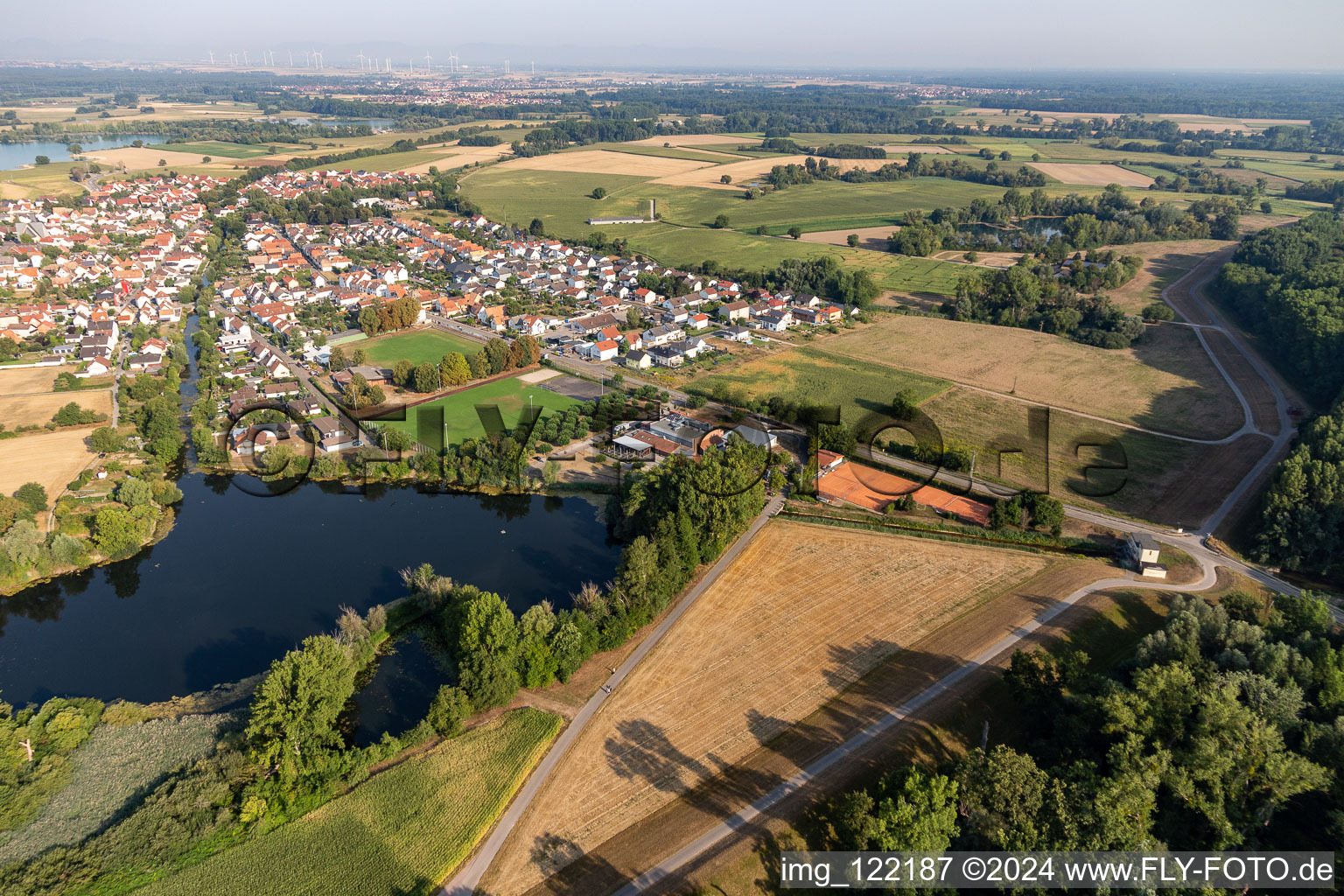 Vue d'oiseau de Leimersheim dans le département Rhénanie-Palatinat, Allemagne