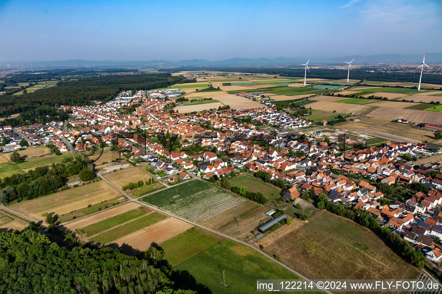 Vue aérienne de Vue sur la commune en bordure de champs agricoles et de zones agricoles à Hatzenbühl dans le département Rhénanie-Palatinat, Allemagne