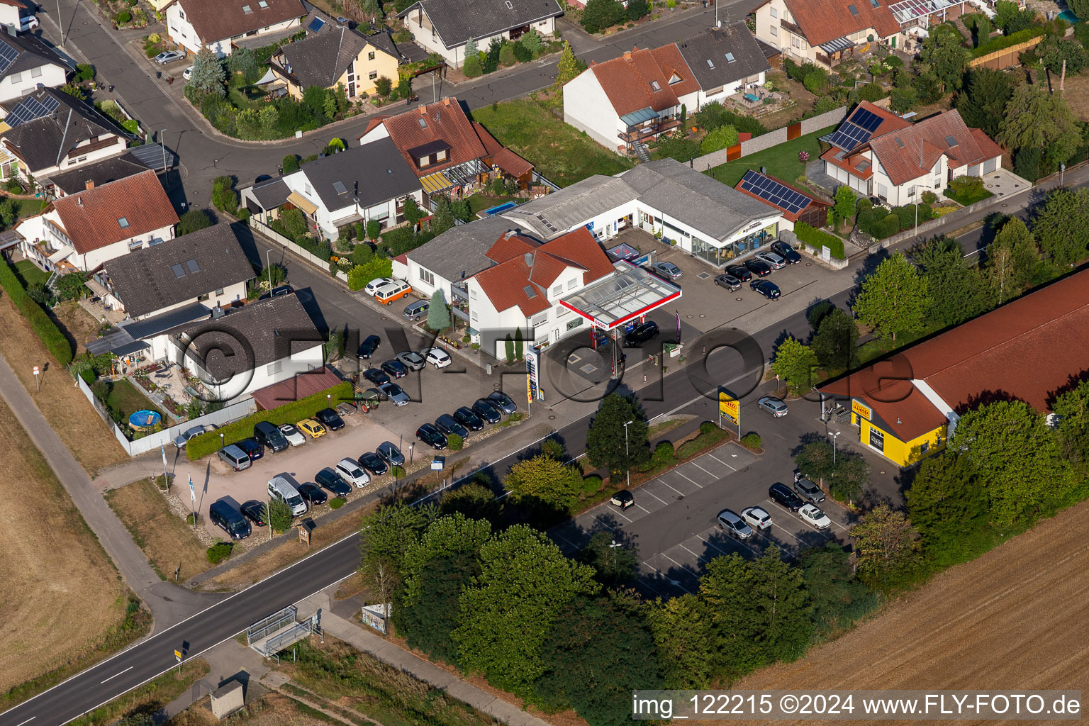 Vue aérienne de ESSO, concession automobile Hoffmann à Hatzenbühl dans le département Rhénanie-Palatinat, Allemagne