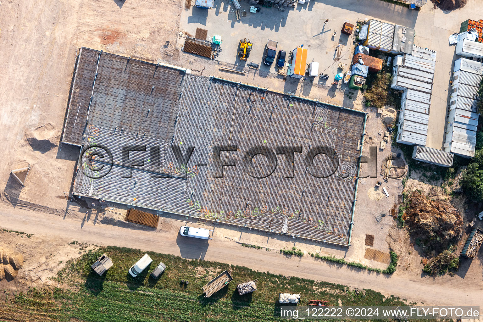 Vue d'oiseau de Kugelmann légumes biologiques nouvelle construction du hall de production à Kandel dans le département Rhénanie-Palatinat, Allemagne