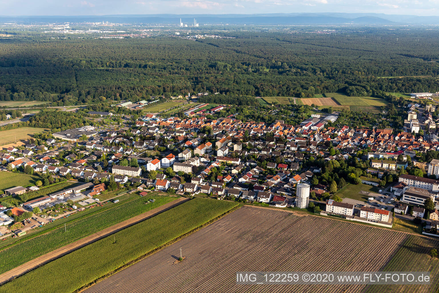 Vue aérienne de Château d'eau enveloppé à Kandel dans le département Rhénanie-Palatinat, Allemagne