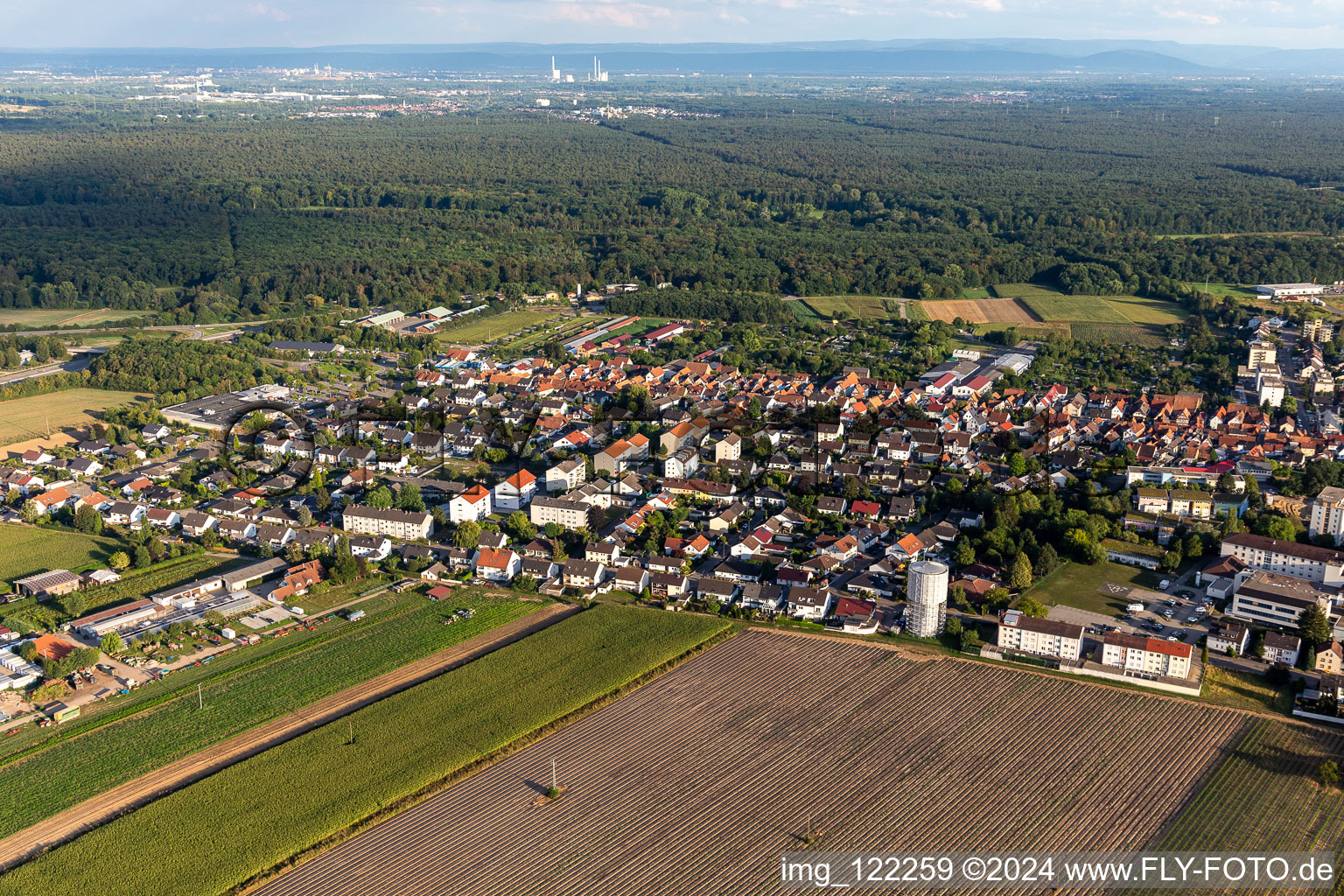 Vue aérienne de Château d'eau enveloppé à Kandel dans le département Rhénanie-Palatinat, Allemagne