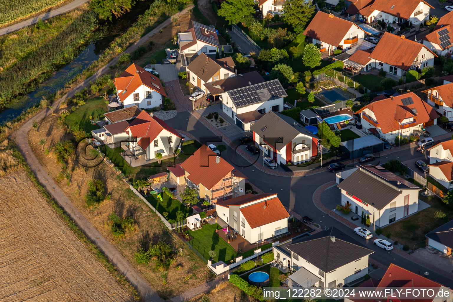 Leimersheim dans le département Rhénanie-Palatinat, Allemagne du point de vue du drone