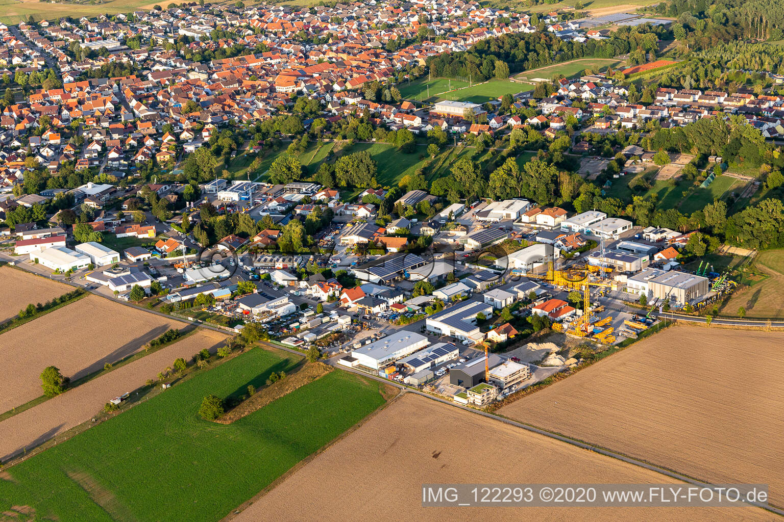 Vue aérienne de Zone industrielle Am Hambiegel, Krautstückerweg à Dettenheim dans le département Bade-Wurtemberg, Allemagne