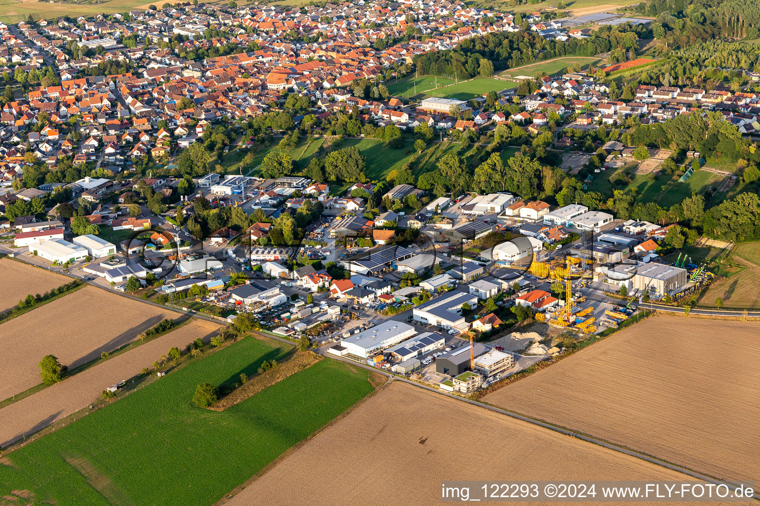 Vue aérienne de Zone industrielle Am Hambiegel, Krautstückerweg à le quartier Liedolsheim in Dettenheim dans le département Bade-Wurtemberg, Allemagne