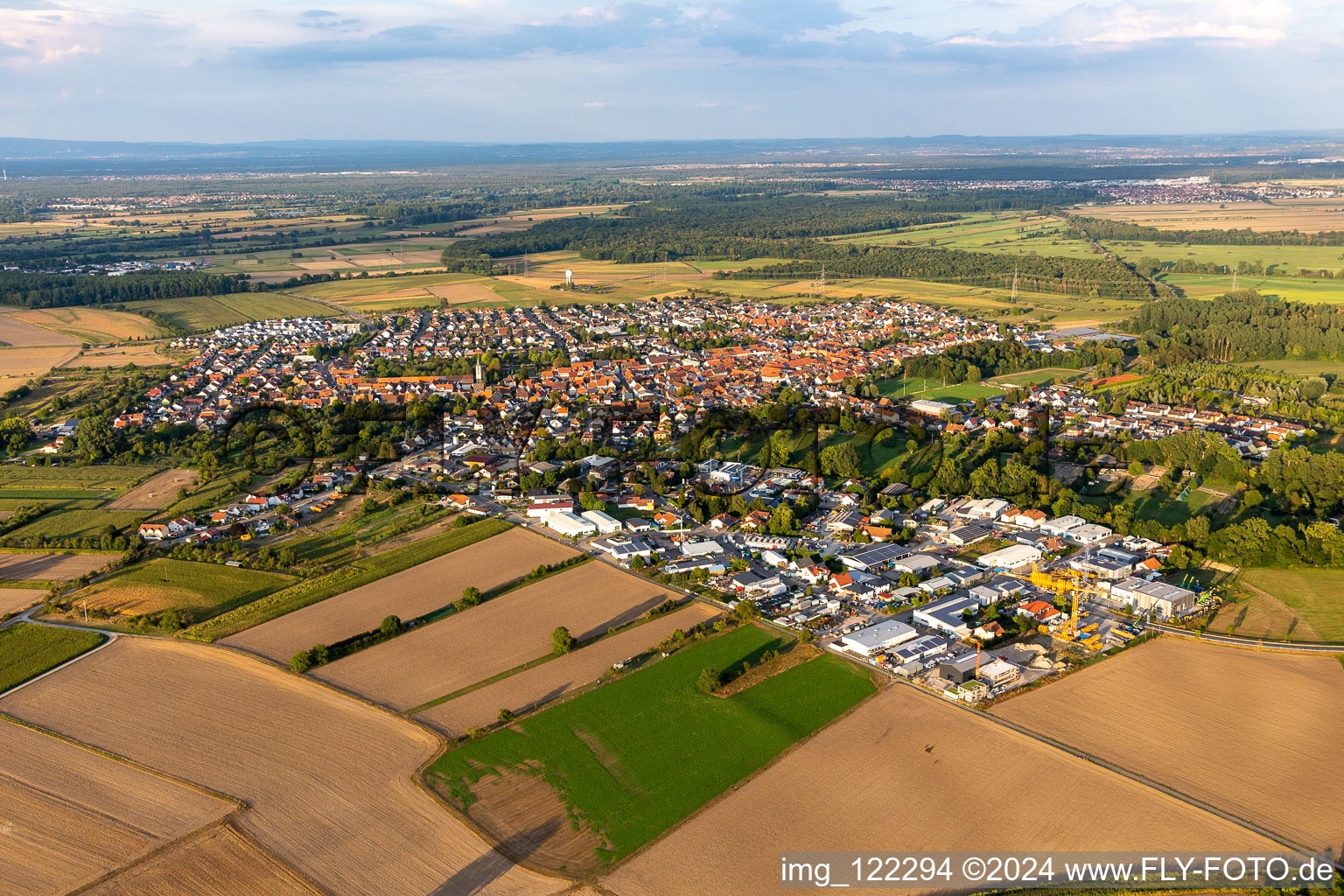 Vue aérienne de Du sud-ouest à le quartier Liedolsheim in Dettenheim dans le département Bade-Wurtemberg, Allemagne