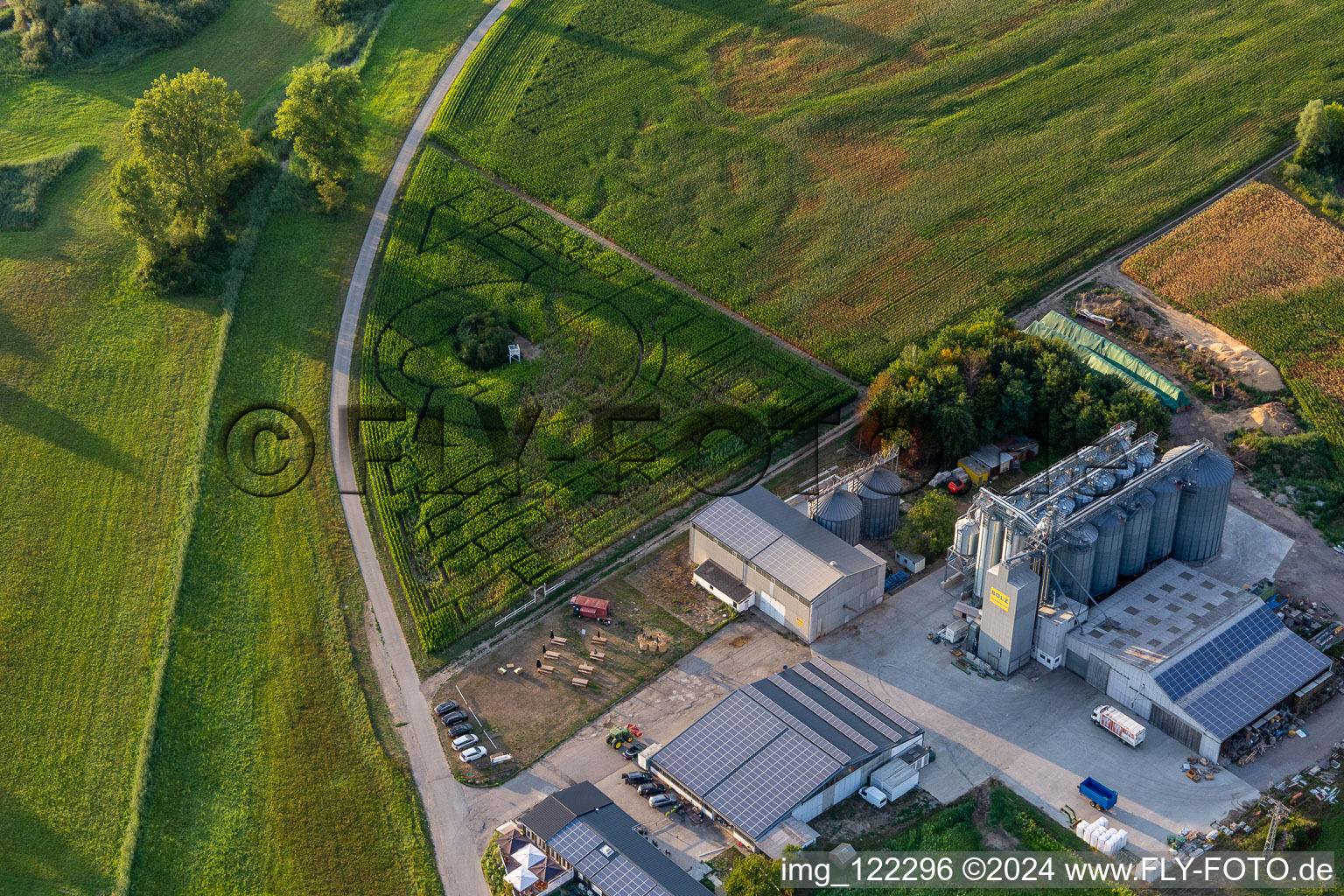 Vue aérienne de Labyrinthe - labyrinthe de maïs au Hofcafee Onkel Oskar de Bolz Landhandel GmbH dans un champ à Dettenheim dans le département Bade-Wurtemberg, Allemagne