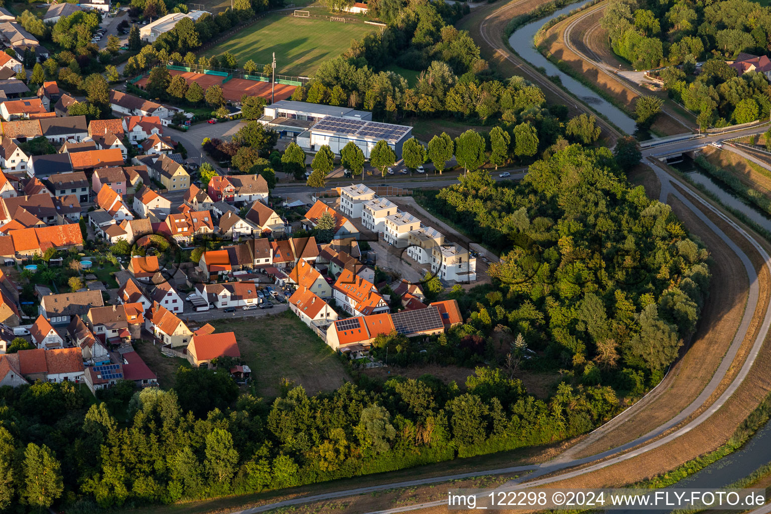 Vue aérienne de Hinterstrasse, Pfinzhalle à le quartier Rußheim in Dettenheim dans le département Bade-Wurtemberg, Allemagne