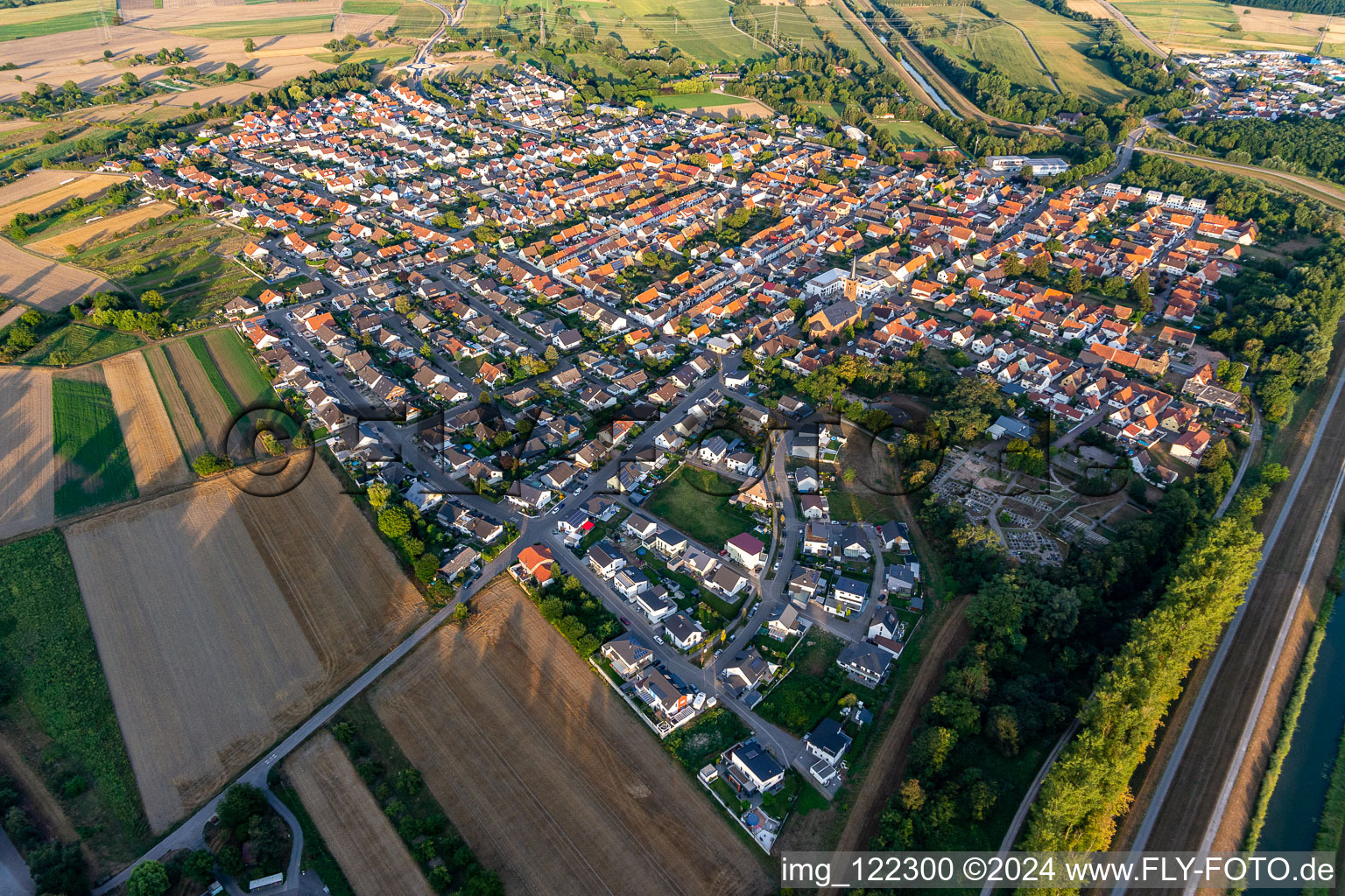 Vue aérienne de Vue de la commune en bordure des champs et zones agricoles en Rußheim à le quartier Rußheim in Dettenheim dans le département Bade-Wurtemberg, Allemagne