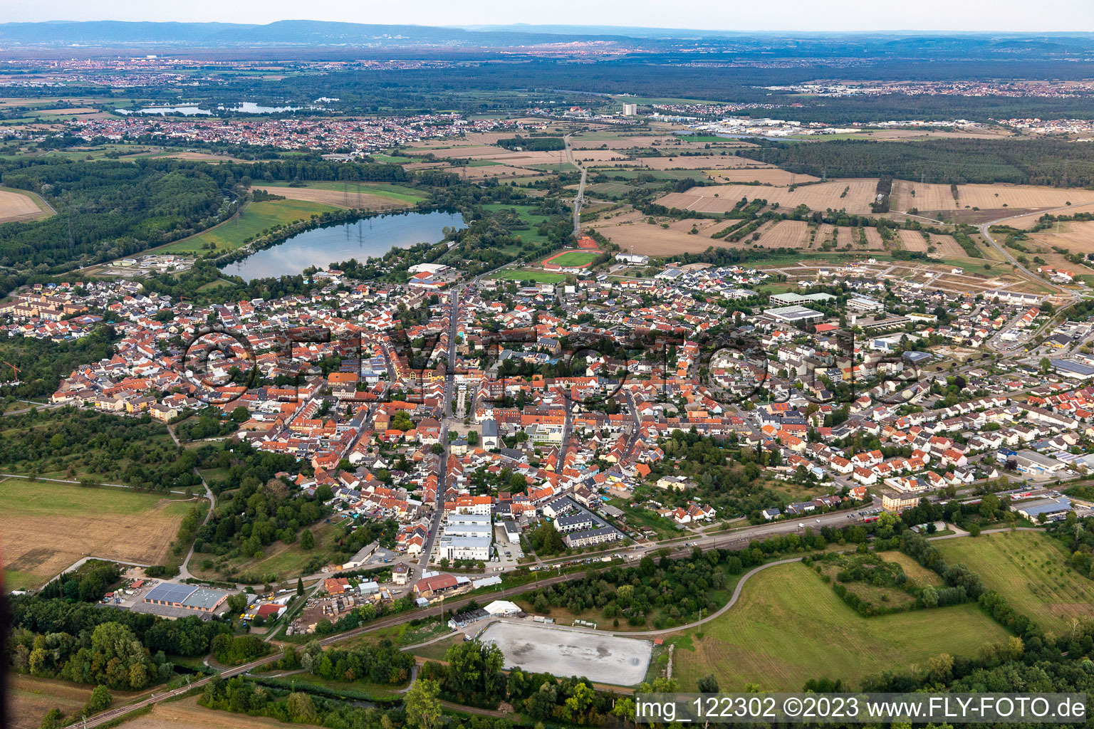 Vue aérienne de Vue des rues et des maisons des quartiers résidentiels à Philippsburg dans le département Bade-Wurtemberg, Allemagne