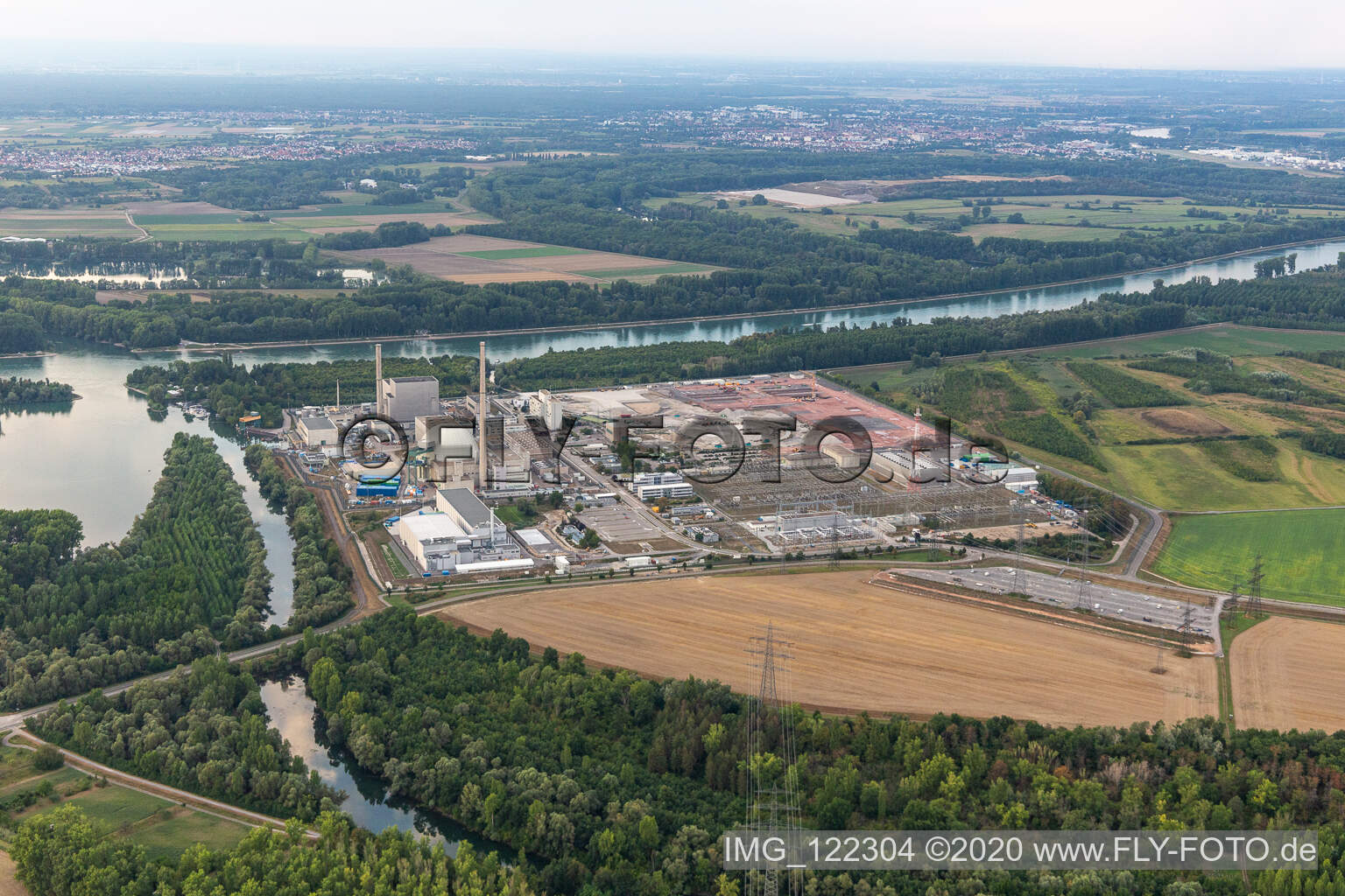 Vestiges des blocs réacteurs et installations déclassés de la centrale nucléaire - NPP Kernkraft EnBW Kernkraft GmbH, centrale nucléaire Philippsburg et décombres des deux tours de refroidissement à Philippsburg dans le département Bade-Wurtemberg, Allemagne d'en haut