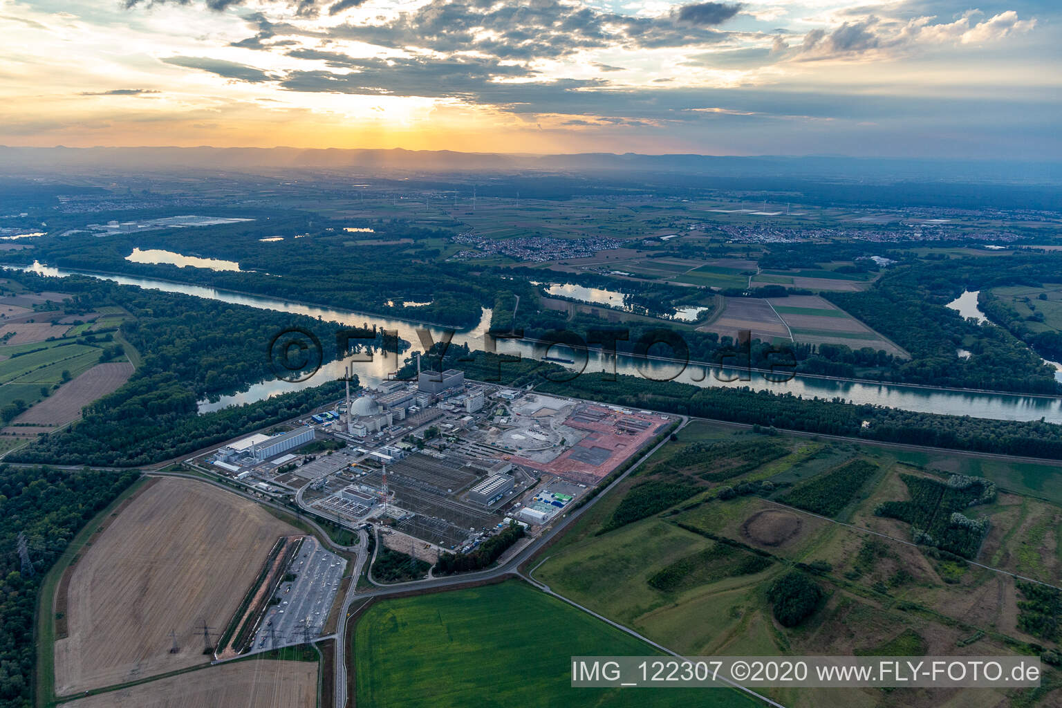 Vue aérienne de Démanteler la centrale nucléaire pour laisser la place au courant continu à Philippsburg dans le département Bade-Wurtemberg, Allemagne