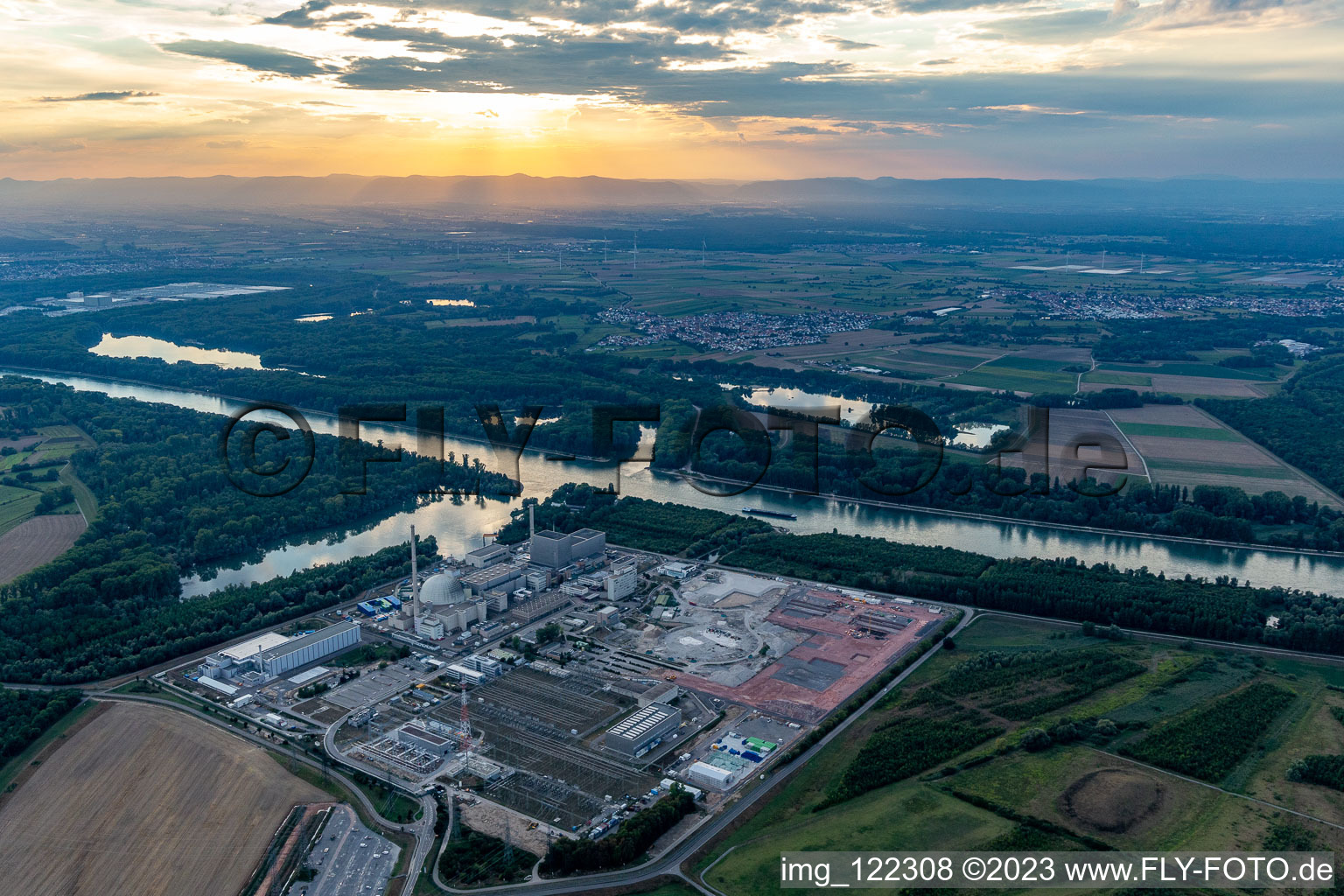 Photographie aérienne de Démanteler la centrale nucléaire pour laisser la place au courant continu à Philippsburg dans le département Bade-Wurtemberg, Allemagne