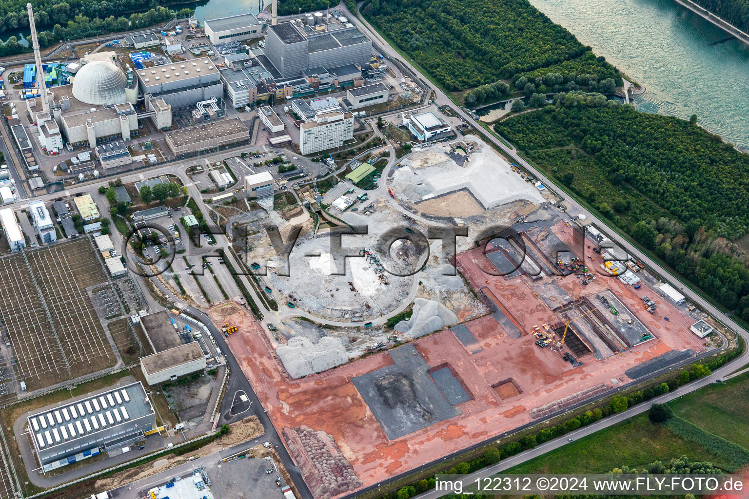 Vue aérienne de Chantier de construction du convertisseur de courant continu sur le site de la centrale nucléaire désaffectée EnBW Kernkraft GmbH, centrale nucléaire Philippsburg et décombres des deux tours de refroidissement à Philippsburg dans le département Bade-Wurtemberg, Allemagne