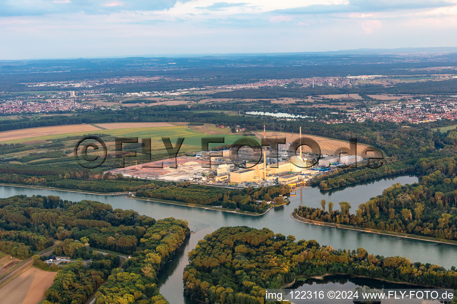 Vue aérienne de Chantier de construction du convertisseur de courant continu sur le site de la centrale nucléaire désaffectée EnBW Kernkraft GmbH, centrale nucléaire Philippsburg et décombres des deux tours de refroidissement au bord du Rhin à Philippsburg dans le département Bade-Wurtemberg, Allemagne