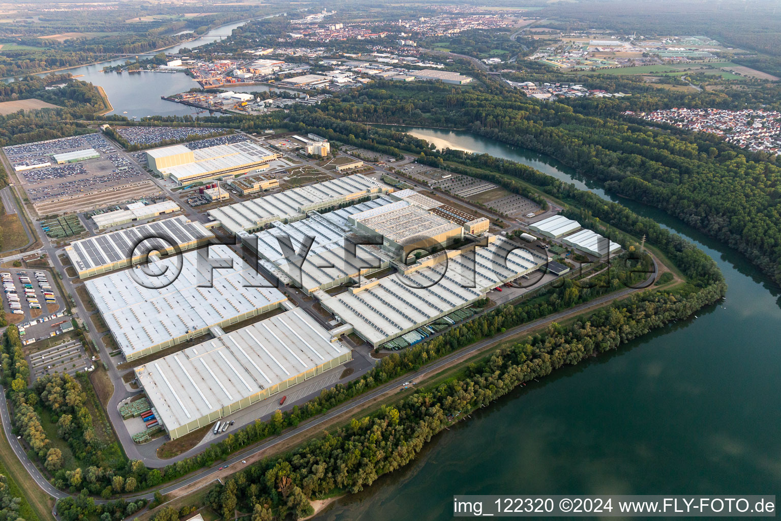 Vue aérienne de Daimler GLC sur l'île Verte à Germersheim dans le département Rhénanie-Palatinat, Allemagne