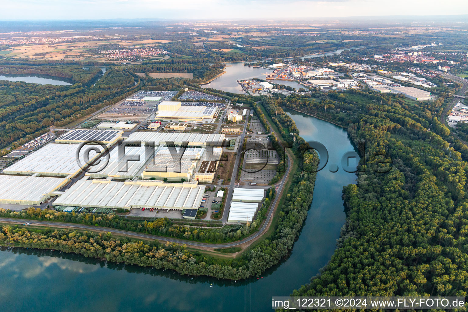 Vue aérienne de Daimler GLC sur l'île Verte à Germersheim dans le département Rhénanie-Palatinat, Allemagne